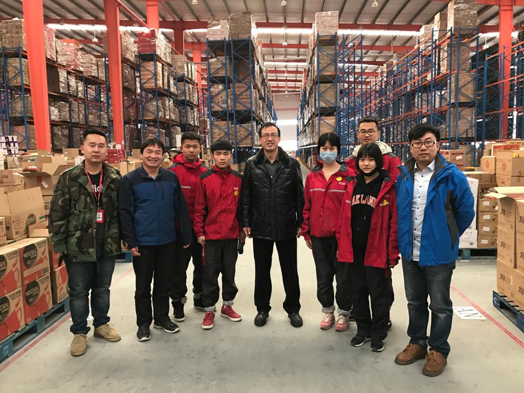 仓库内与部分实习学生、学校指导教师、企业指导教师合影