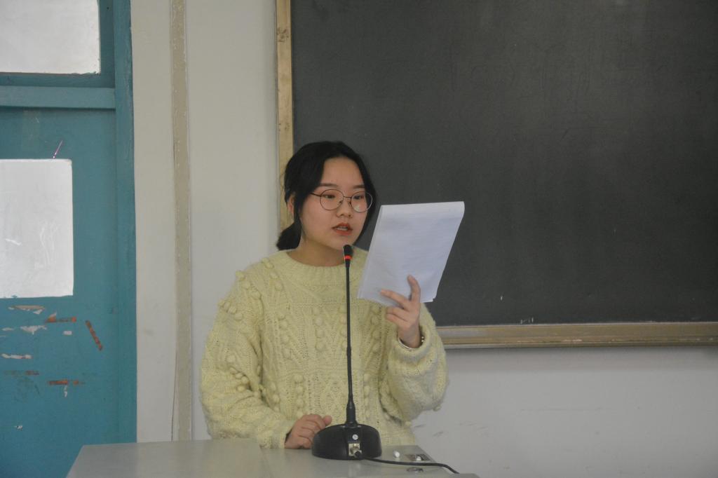 学生会干部薛睿洁主持会议