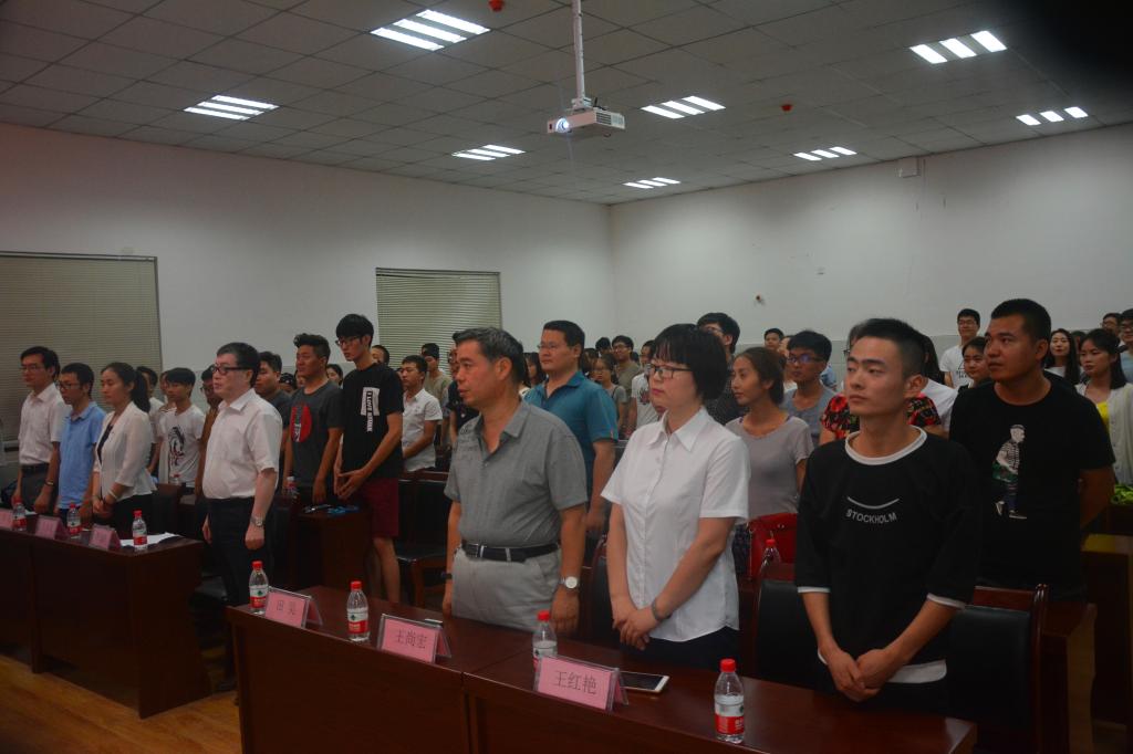 全体起立奏国歌