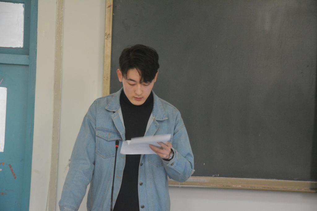 学生会干部汇报工作(2)