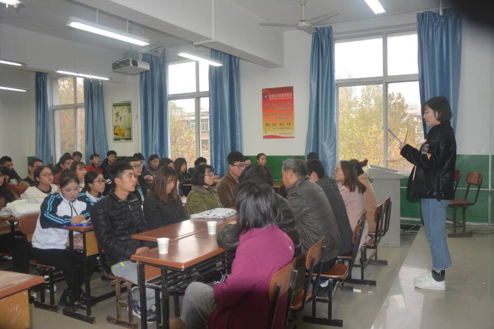 学生会主席张梦洁主持颁奖活动