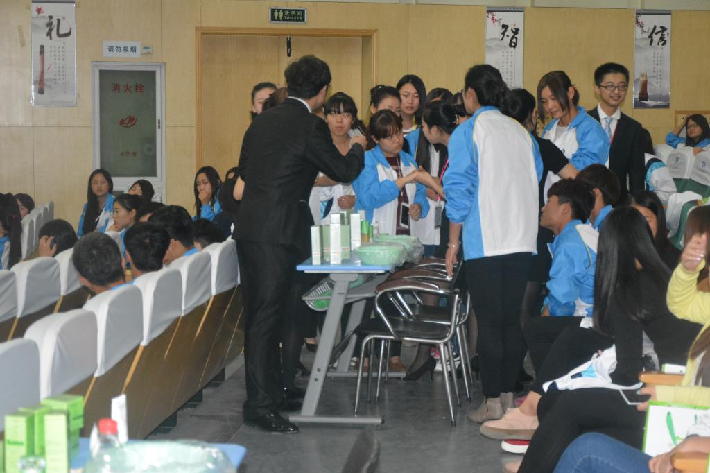 现场同学积极体验植物医生产品