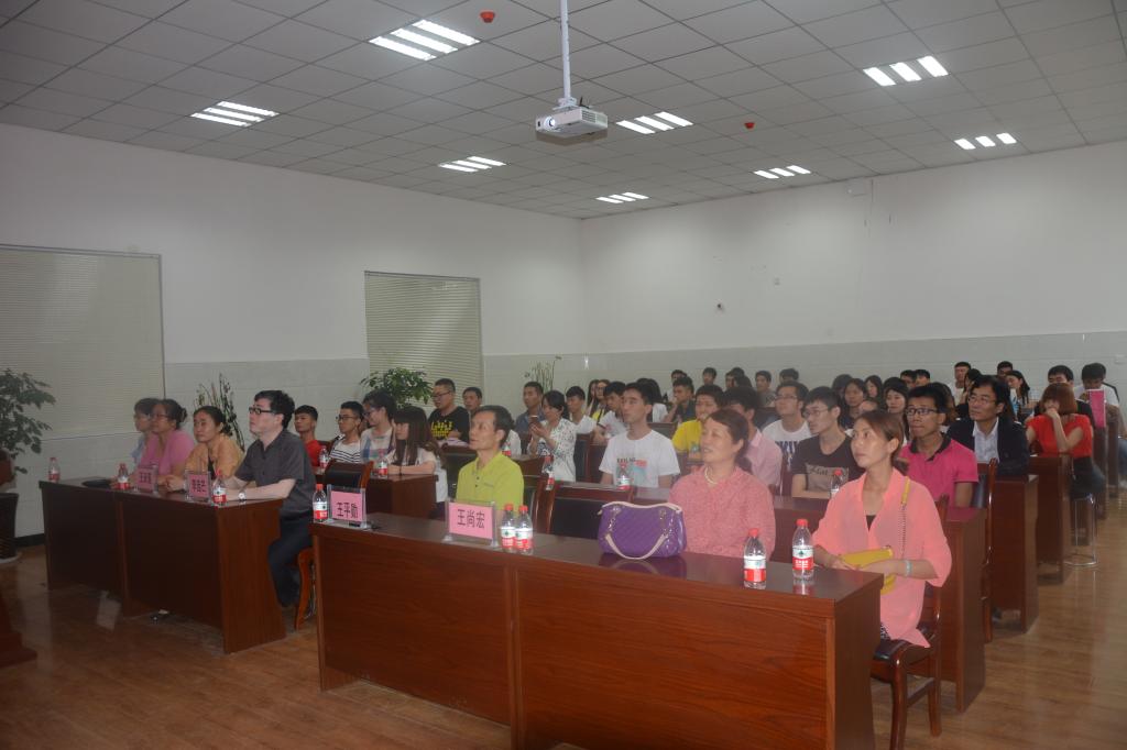 学院领导参加毕业证颁发仪式