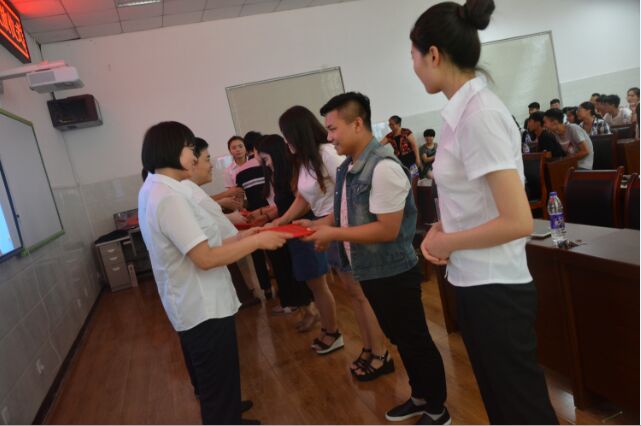 物流管理学院领导给毕业生颁发毕业证