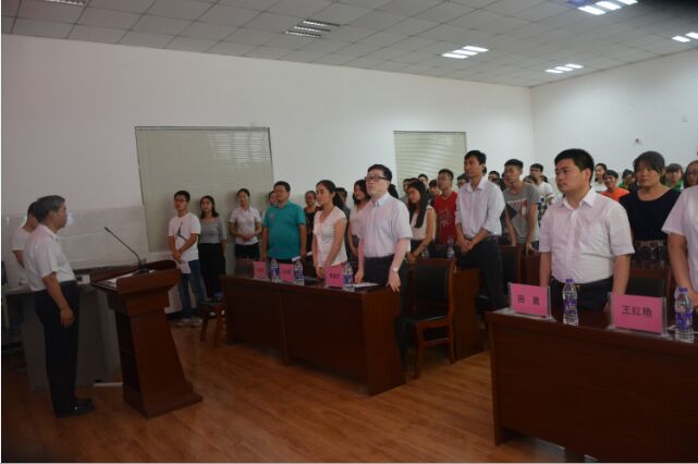 全体起立“奏国歌”