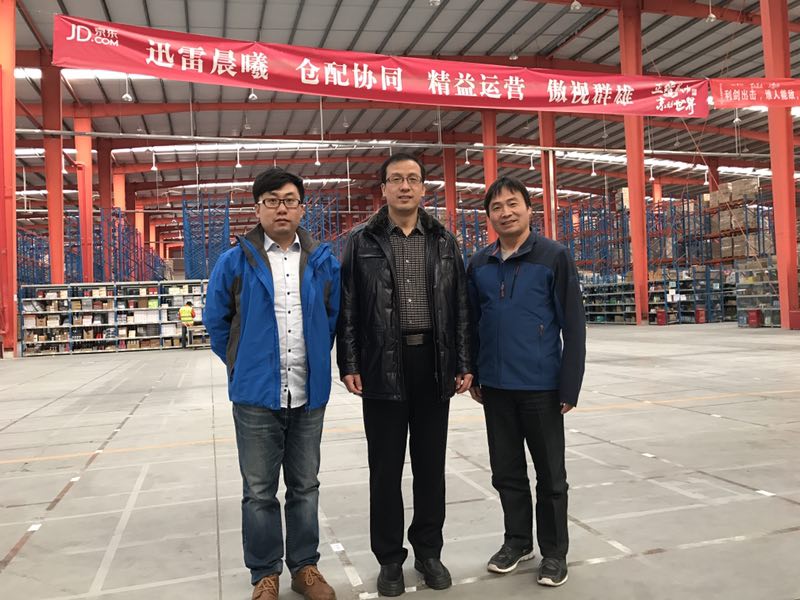 仓库内与校企指导教师合影