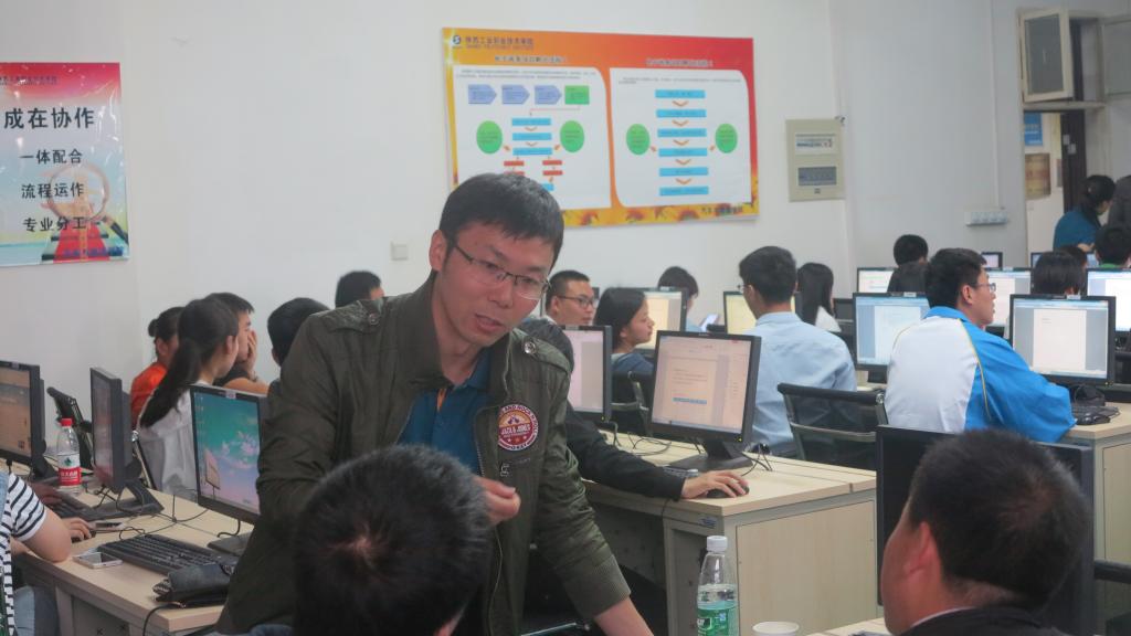 培训老师和学员探讨问题